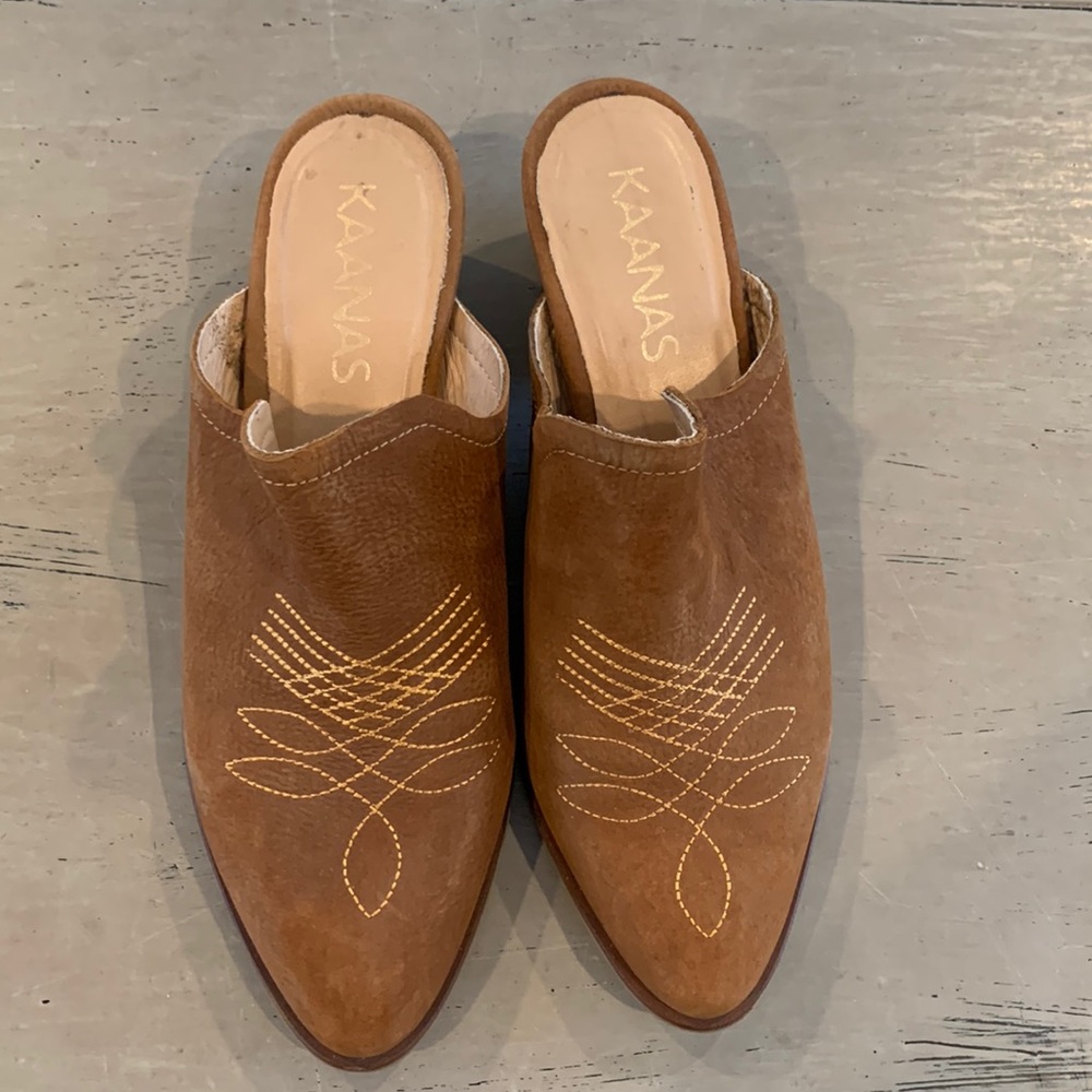 KAANAS women’s mesa mule camel colour